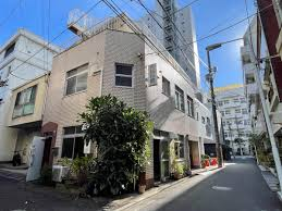 都市部の小規模建物と道路